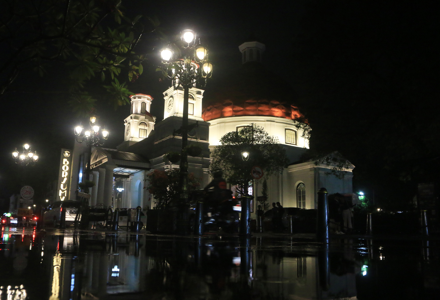 Denting biola berpadu dengan ketukan perkusi mengalun syahdu dari di dalam Gereja Blenduk, ikon Kota