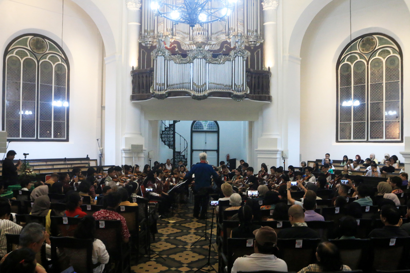 Denting biola berpadu dengan ketukan perkusi mengalun syahdu dari di dalam Gereja Blenduk, ikon Kota