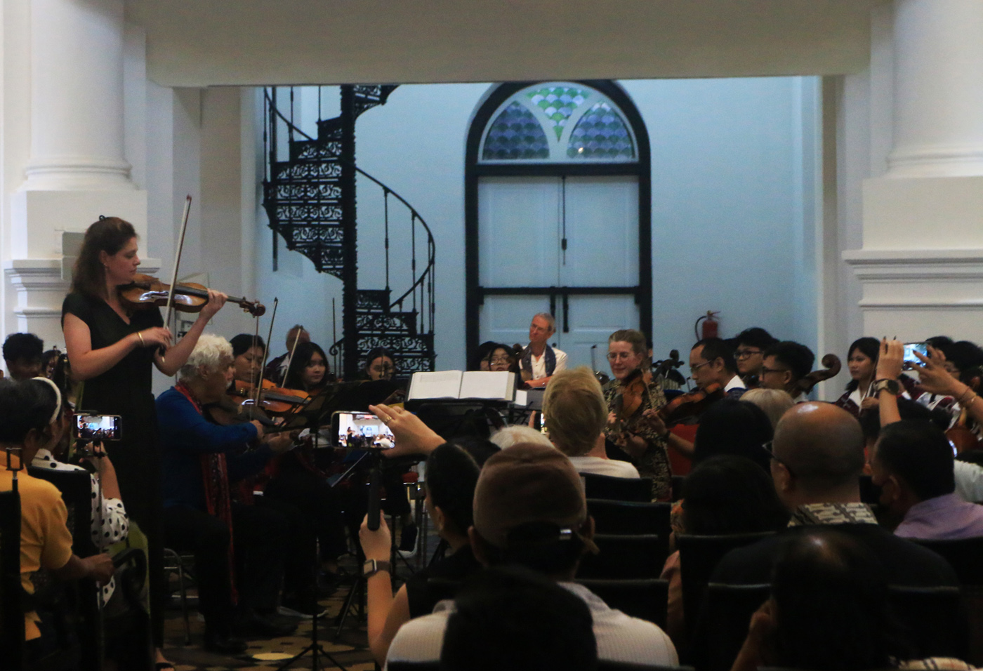 Denting biola berpadu dengan ketukan perkusi mengalun syahdu dari di dalam Gereja Blenduk, ikon Kota