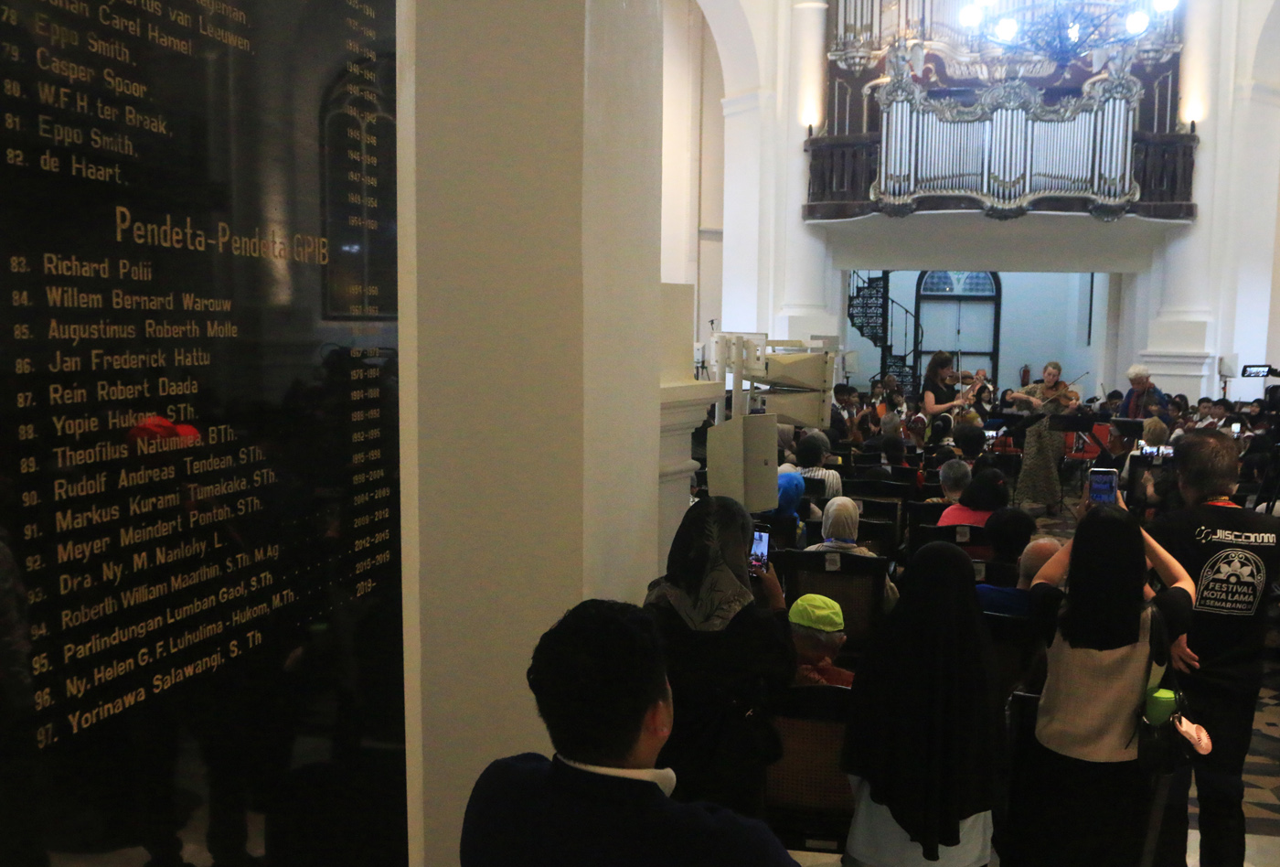 Denting biola berpadu dengan ketukan perkusi mengalun syahdu dari di dalam Gereja Blenduk, ikon Kota