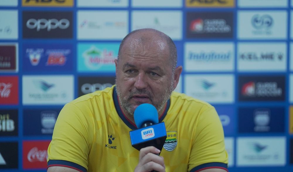 Pelatih Persib, Bojan Hodak, saat konferensi pers jelang laga kontra Persebaya di Stadion GBLA. (Dok. Persib) - Image