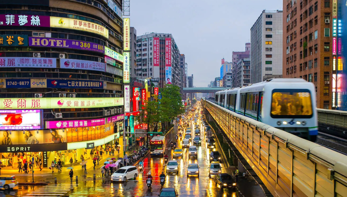 Kereta di Taipei melewati hiruk-pikuk kota.&nbsp;(Richie Chan/Shutterstock)