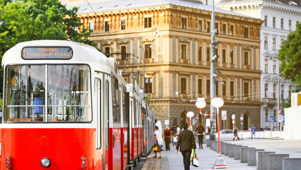 Transportasi umum dengan biaya tiket murah di Vienna.&nbsp;(Eo Naya / Shutterstock)&nbsp;