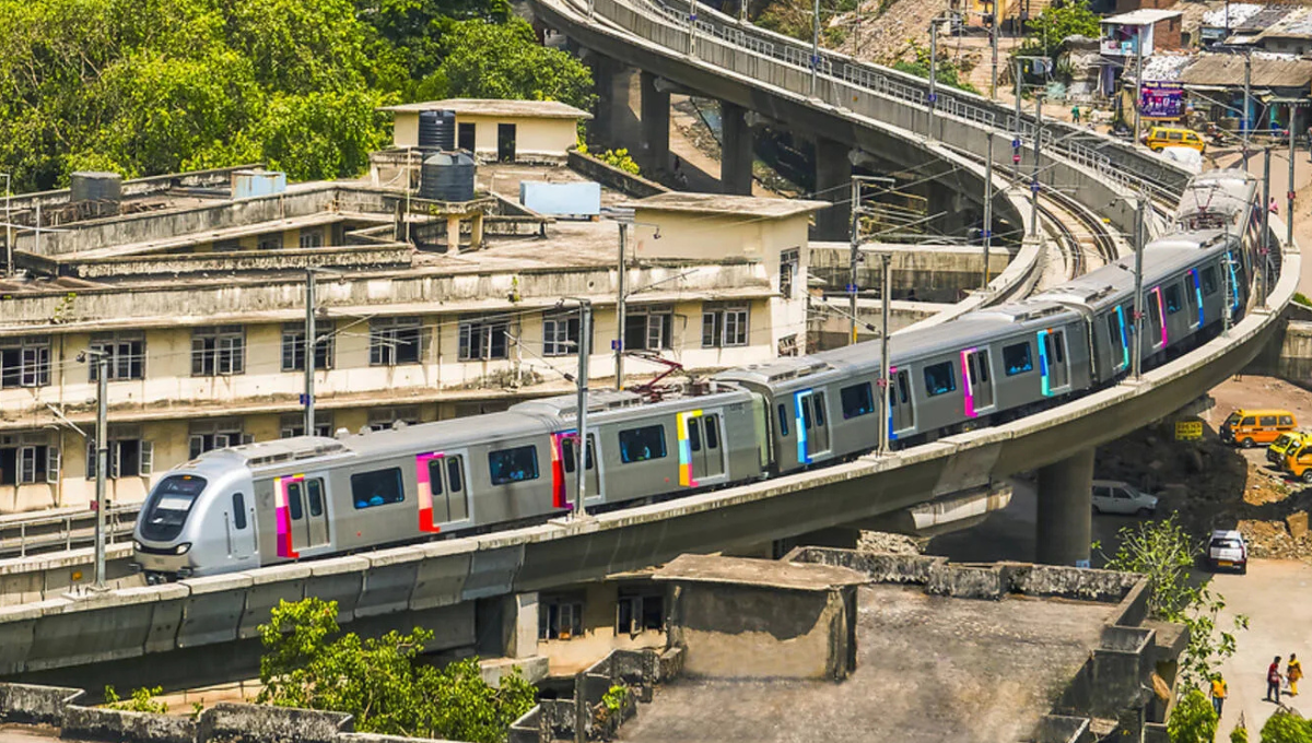 Kereta lokal India yang jawalnya dapat dipantau di aplikasi m-indicator.&nbsp;(Hari Mahidar / Shutterstock.com)