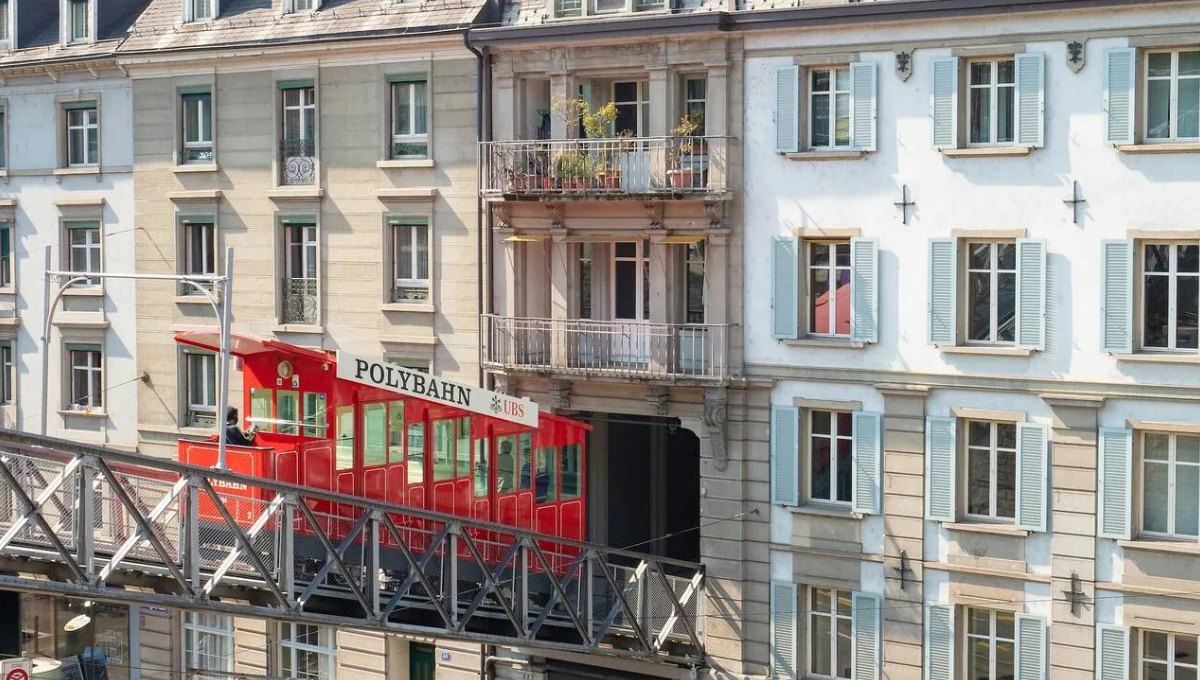 Transportasi umum yang mudah di akses di Zurich.&nbsp;(Thomas Stoiber/Shutterstock)