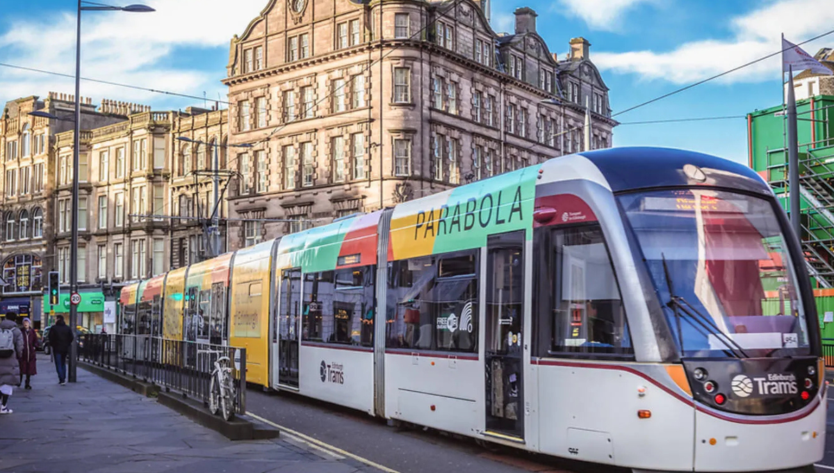 Berjalan-jalan di Edinburgh menggunakan tram. (Fotokon / Shutterstock)