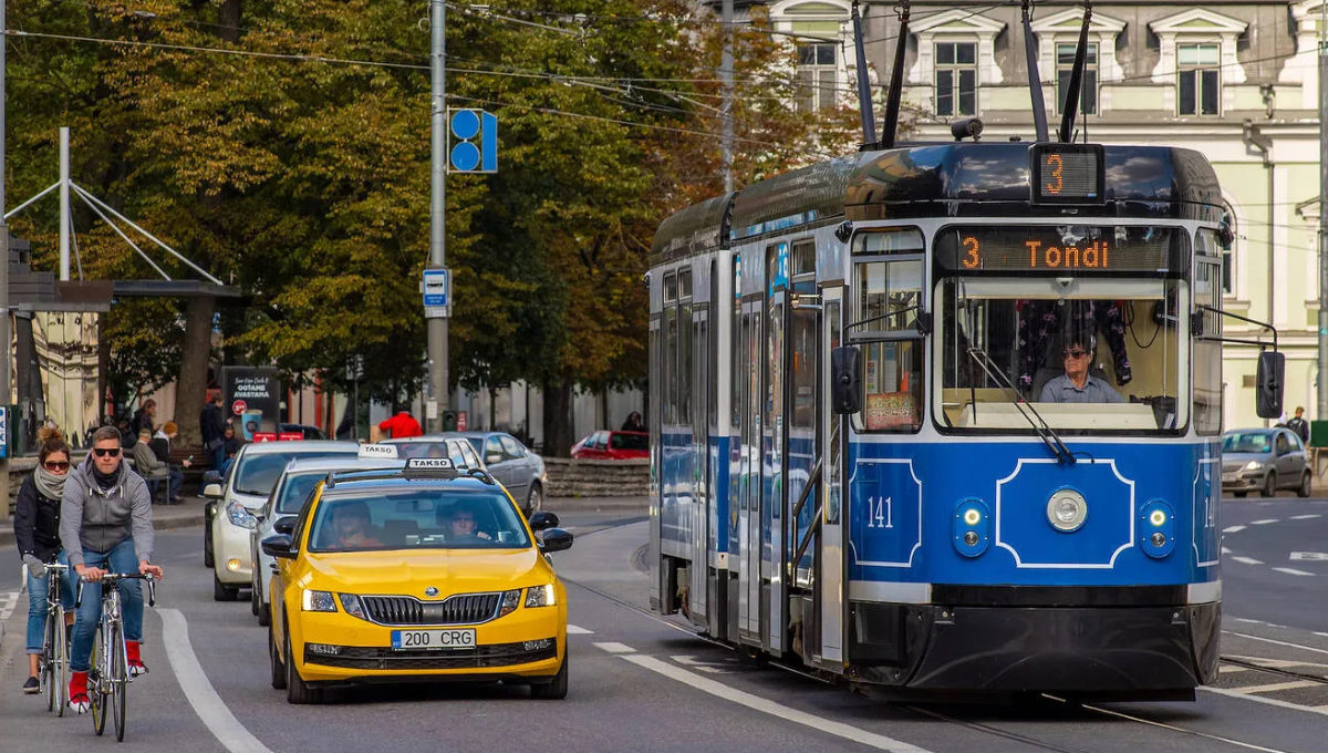 Menikmati keindahan Tallinn sambil menaiki transportasi umum. (Viktoria Kytt/Shutterstock)&nbsp;