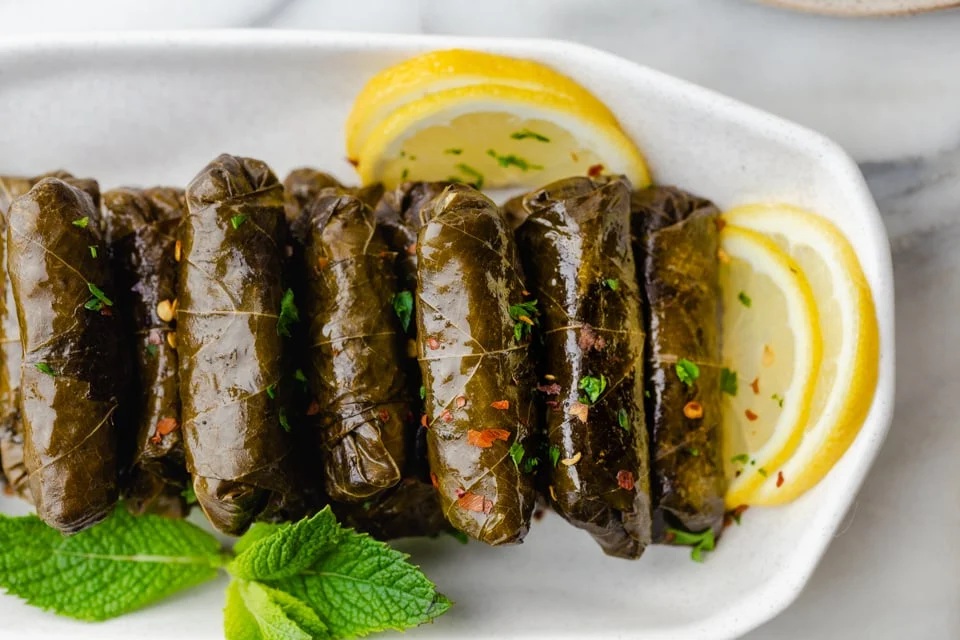 Warak Enab, sajian khas Timur Tengah yang menggugah selera dan kaya akan cita rasa tradisional. (feelgoodfoodie.net) - Image