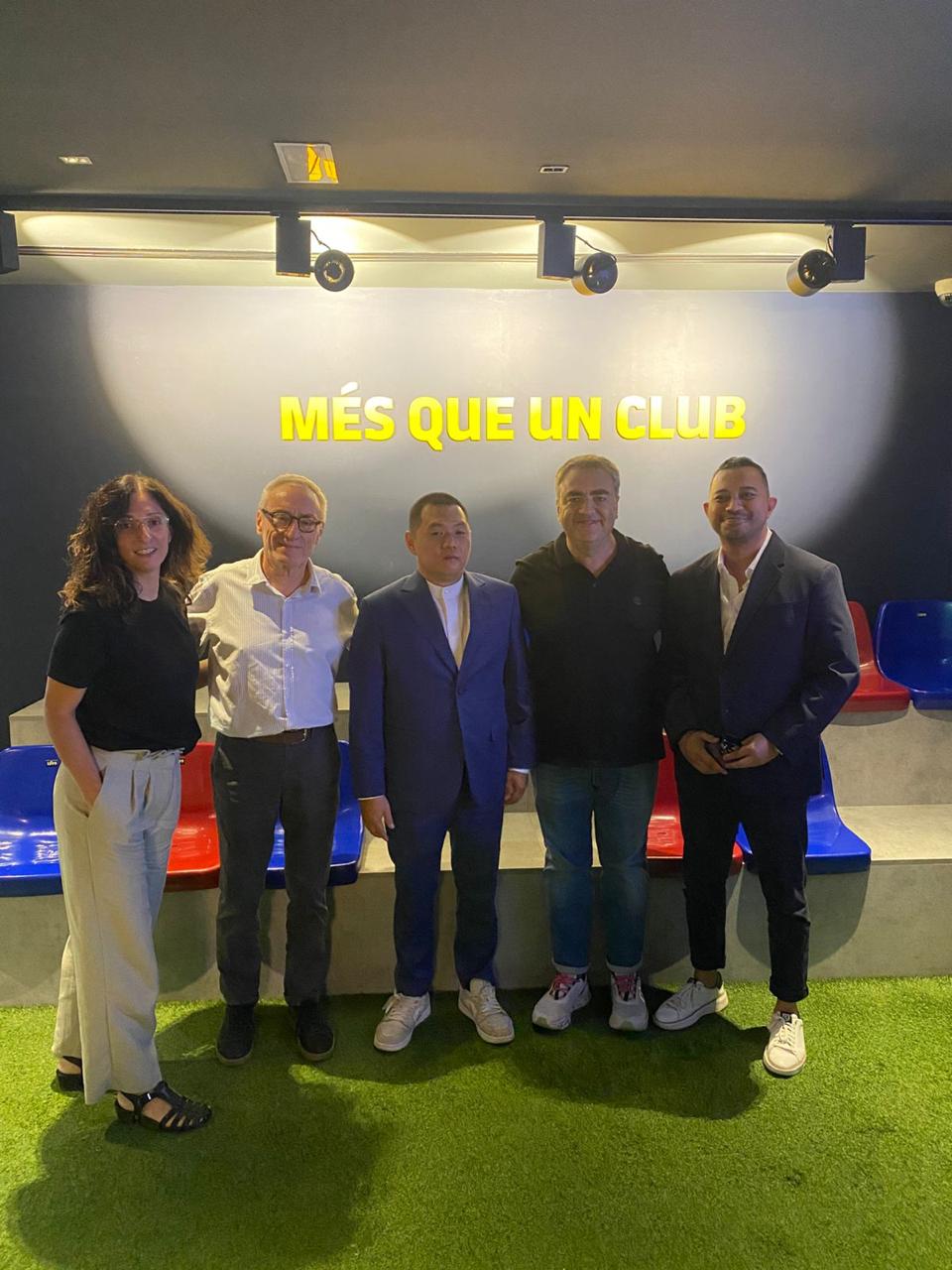Senyawa Entertainment, MPRO International, dan Dewa United, selaku promotor Clash of Legends Jakarta, bersama Real Madrid Leyendas dan Barcelona Legends, mengumumkan Clash of Legends. - Image