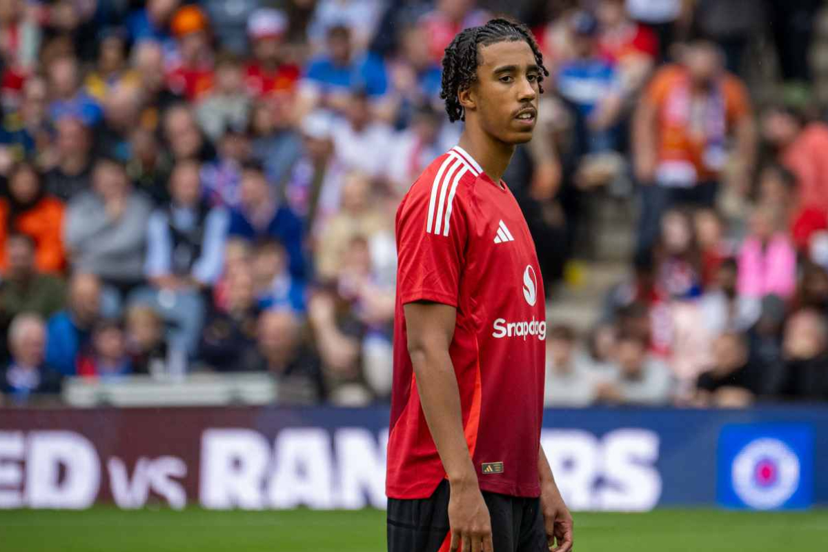 Leny Yoro dinilai punya kualitas untuk jadi bek andalan Manchester United. (Dok. Manchester United) - Image