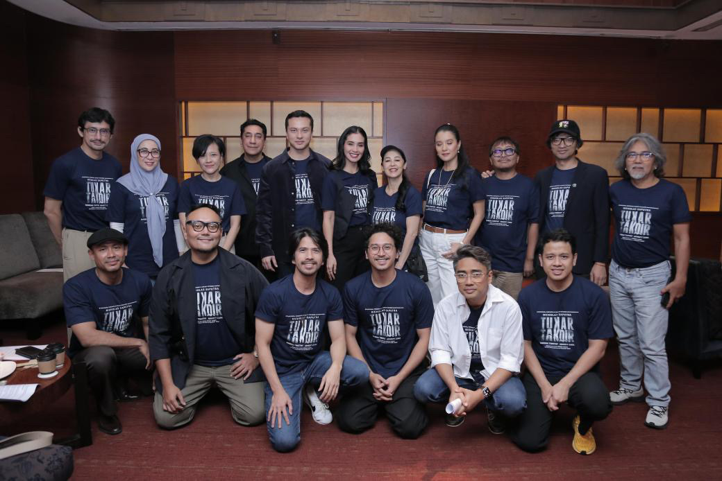 Film Tukar Takdir mengisahkan Rawa Budiarso, satu-satunya yang selamat dari kecelakaan pesawat. Film ini menggali tema keberuntungan dan trauma. (Poplicist) - Image