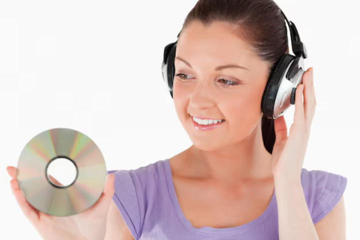 seseorang yang mendengarkan musik pakai CD. (Freepik/Wavebreak Media) - Image