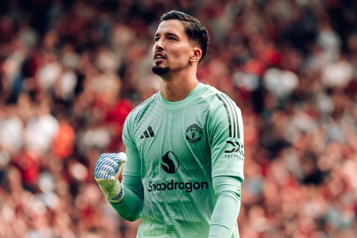 Altay Bayindir penjaga gawang Manchester United bakal menghadapi Manchester City. (Dok Manchester United) - Image
