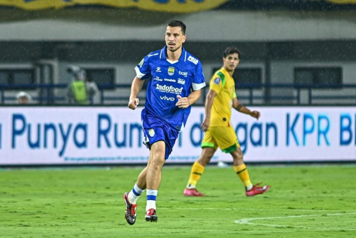 ‎Pemain Persib Thom Haye menjalani debut yang gila saat menghadapi Persebaya. (I-League) - Image