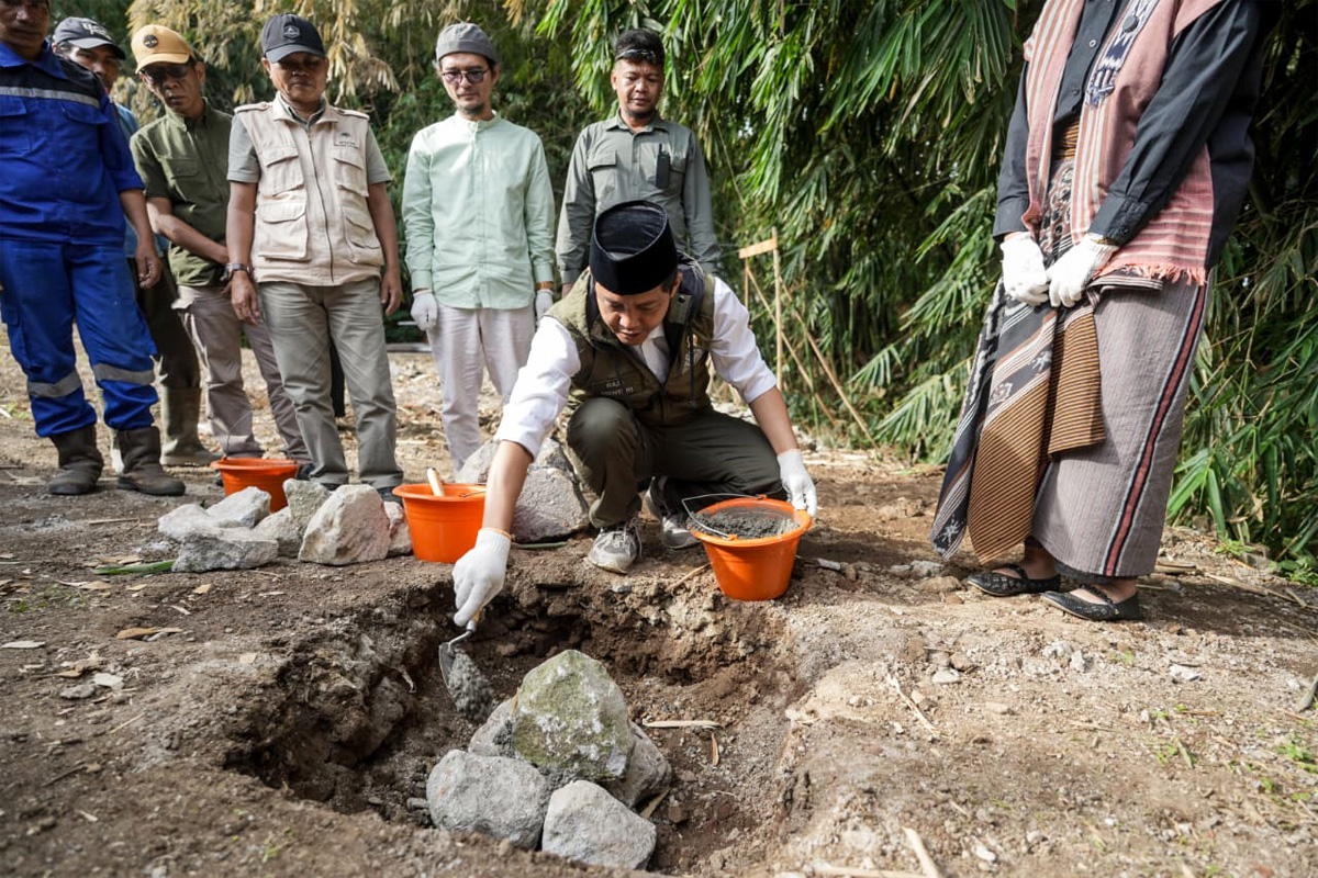 Peletakan batu pertama pembangunan masjid Ar-Rahman dan Ar-Rahim di Peacesantren Welas Asih Garut. Pembangunan masjid kembar itu memanfaatkan 12 ton sampah. (Istimewa) - Image