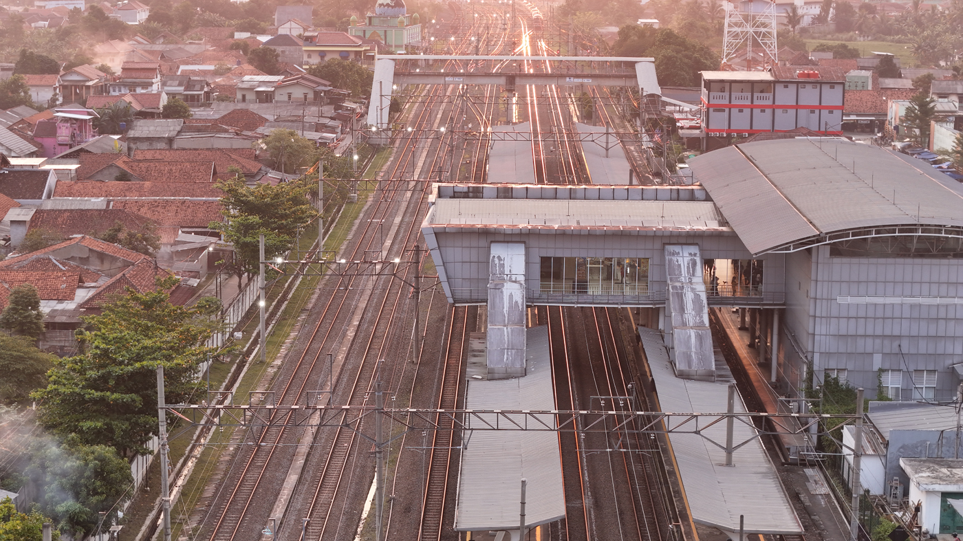 Foto udara suasana Stasiun Parung Panjang, Bogor, Jawa Barat. (Dery Ridwansah/ JawaPos.com)