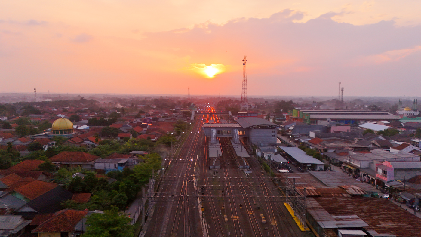 Foto udara suasana Stasiun Parung Panjang, Bogor, Jawa Barat. (Dery Ridwansah/ JawaPos.com)