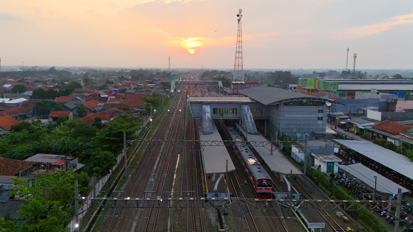 Foto udara suasana Stasiun Parung Panjang, Bogor, Jawa Barat. (Dery Ridwansah/ JawaPos.com)