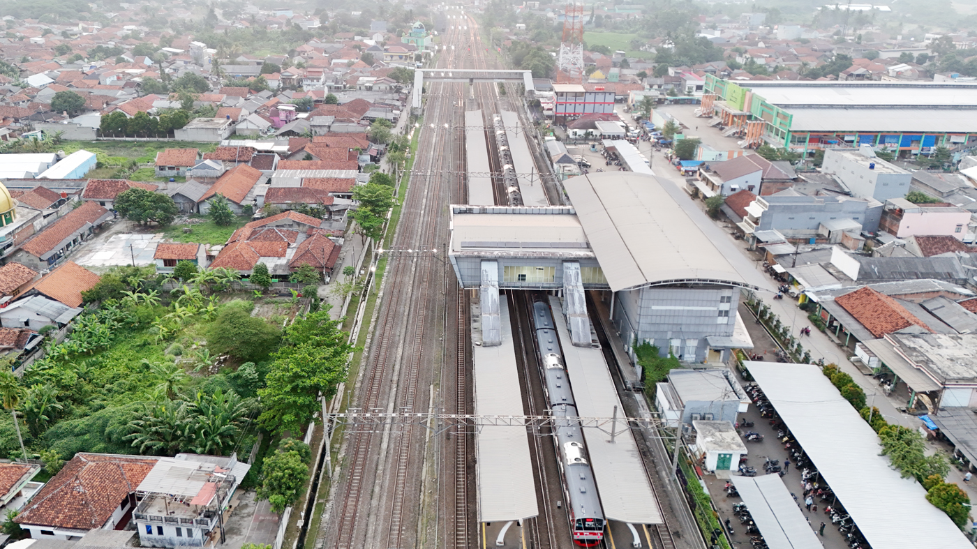 Foto udara suasana Stasiun Parung Panjang, Bogor, Jawa Barat. (Dery Ridwansah/ JawaPos.com)