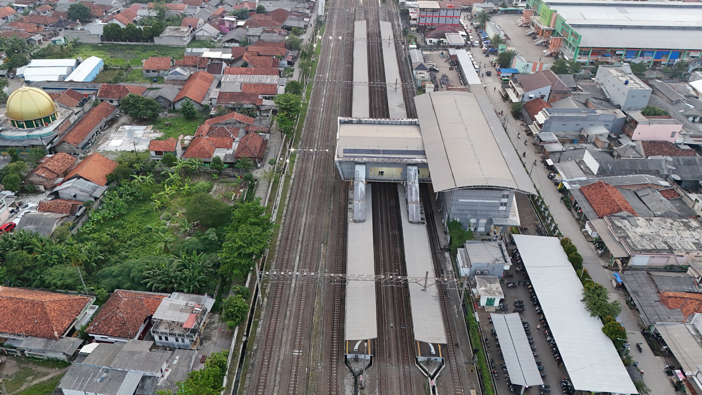 Foto udara suasana Stasiun Parung Panjang, Bogor, Jawa Barat. (Dery Ridwansah/ JawaPos.com)