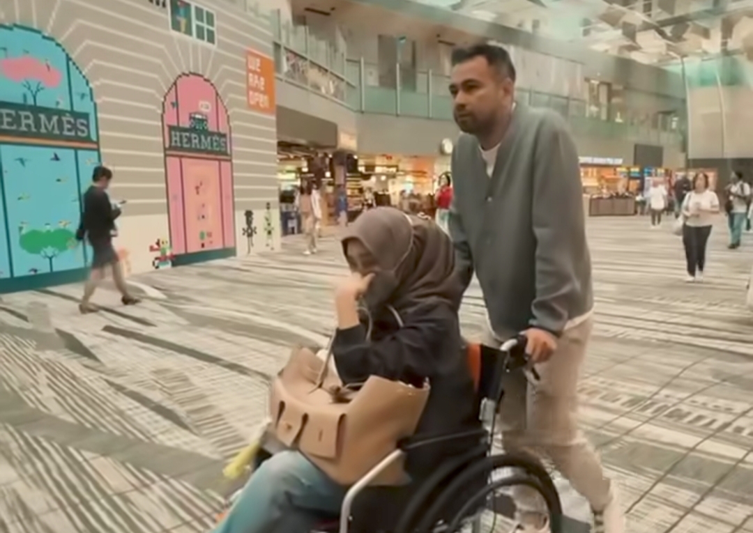 Raffi Ahmad menjemput Amy Qanita untuk pulang dari salah satu rumah sakit di Singapura setelah tindakan operasi berjalan dengan lancar. (Instagram: raffinagita1717) - Image