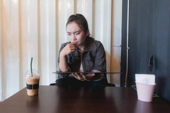 seseorang yang merasa gelisah saat minum kopi./Freepik/EyeEm - Image