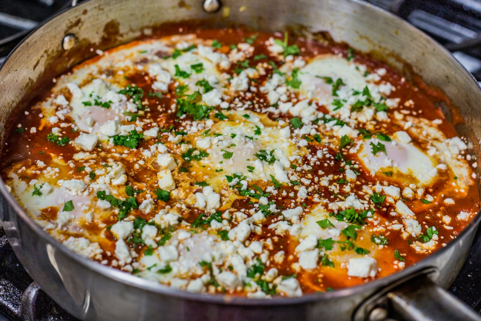 Ilustrasi shakshuka dengan bayam dan feta ala Chef Dmitriy Oznobishin. ( unsplash.com/@delaneyvan) - Image