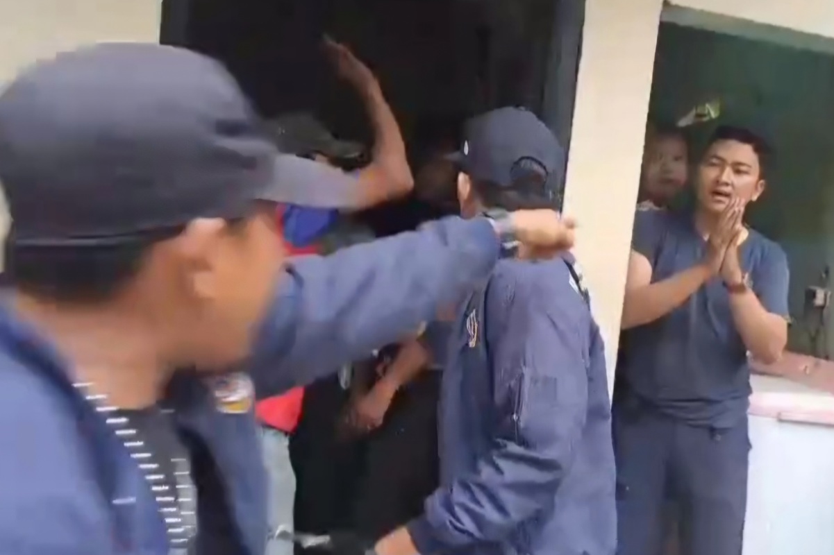 Sejumlah petugas Dinas Perhubungan (Dishub) Kabupaten Bogor di gerebek anggota Karang Taruna Desa Cirarab, Kabupaten Tangerang, Banten, Selasa (16/9). (Istimewa) - Image