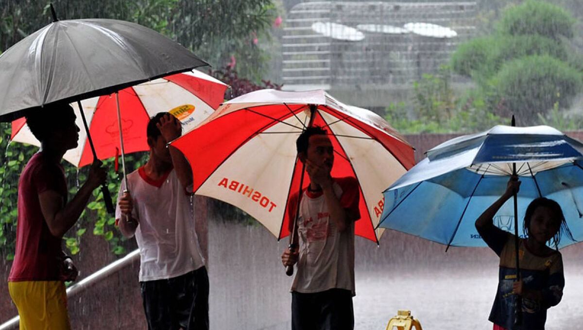 Beberapa pengojek payung menunggu pengguna jasa mereka di Jakarta, Jumat (12/3/2022) (Rosa Panggabean/ANTARA) - Image