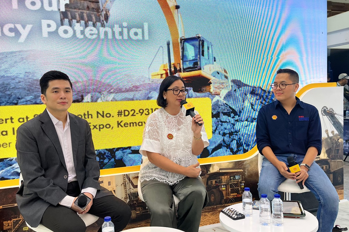 VP Marketing Lubricants Shell Indonesia, Kartika Pelapory (tengah) dan Vice President Digital Lubricants Shell Indonesia, Fendy Hartanto (kiri). (Nanda Prayoga/JawaPos.com) - Image