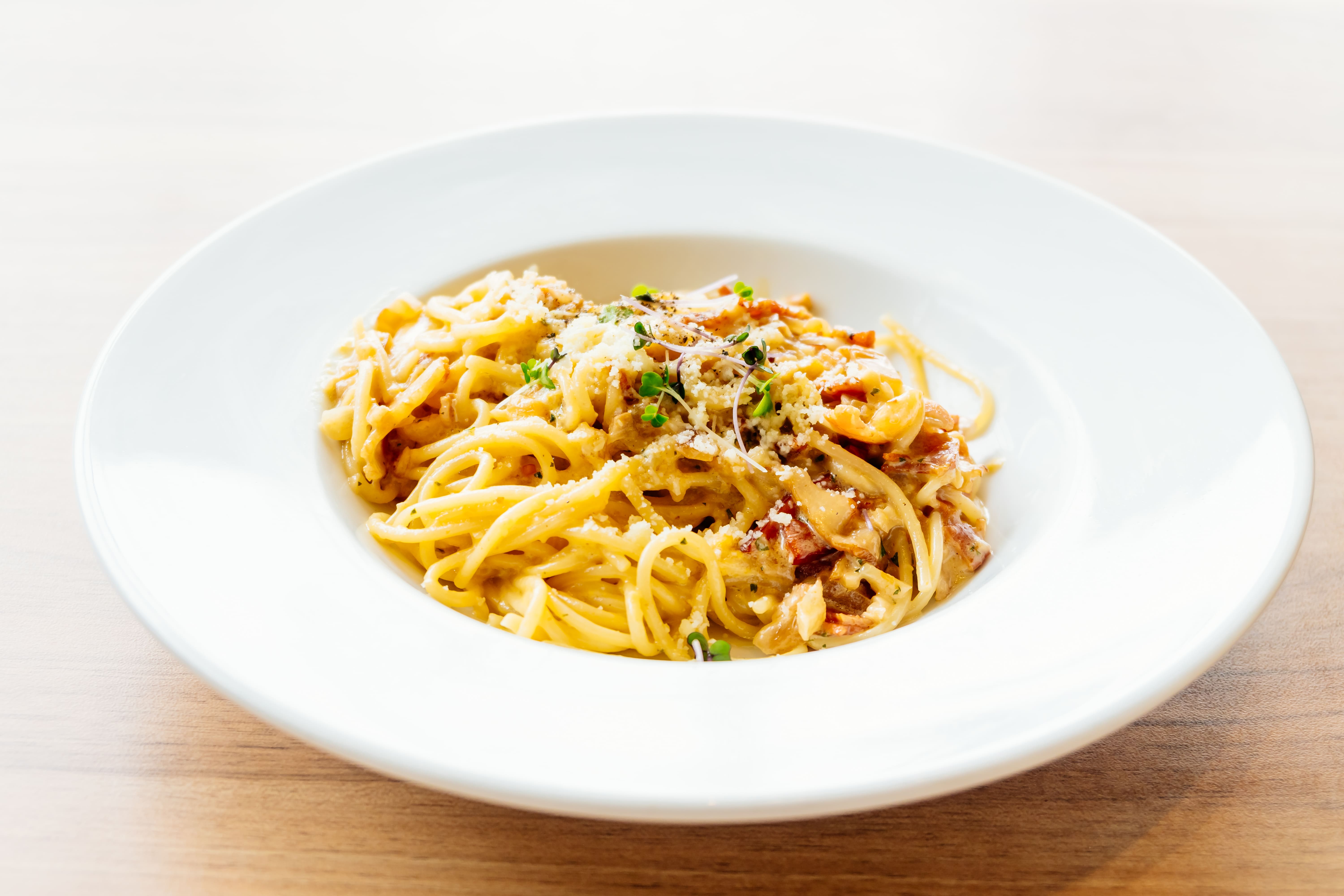 spaghetti carbonara ala restoran menjadi makanan populer yang lezat dan creamy. (Freepik) - Image