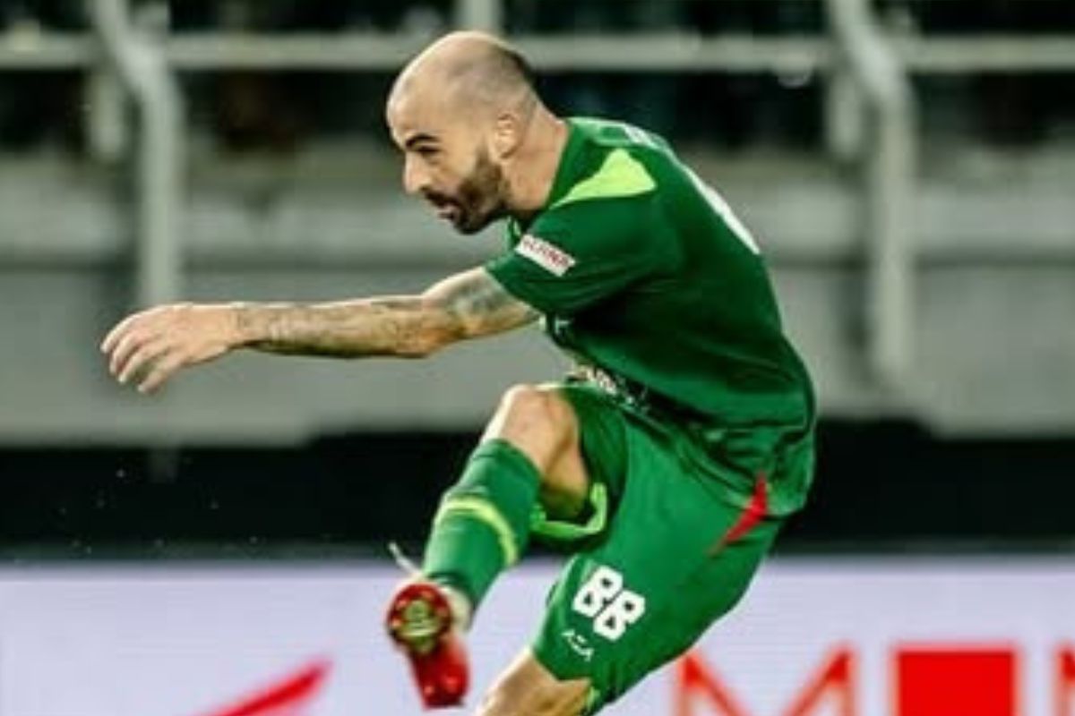 Milos Raickovic sesumbar persembahkan tiga poin untuk Persebaya Surabaya saat hadapi Semen Padang, Jumat (19/9). (Media Persebaya) - Image