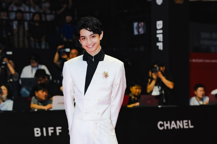 Ali Fitri tersenyum saat di BIFF 2025. (Instagram @therealdisastr)