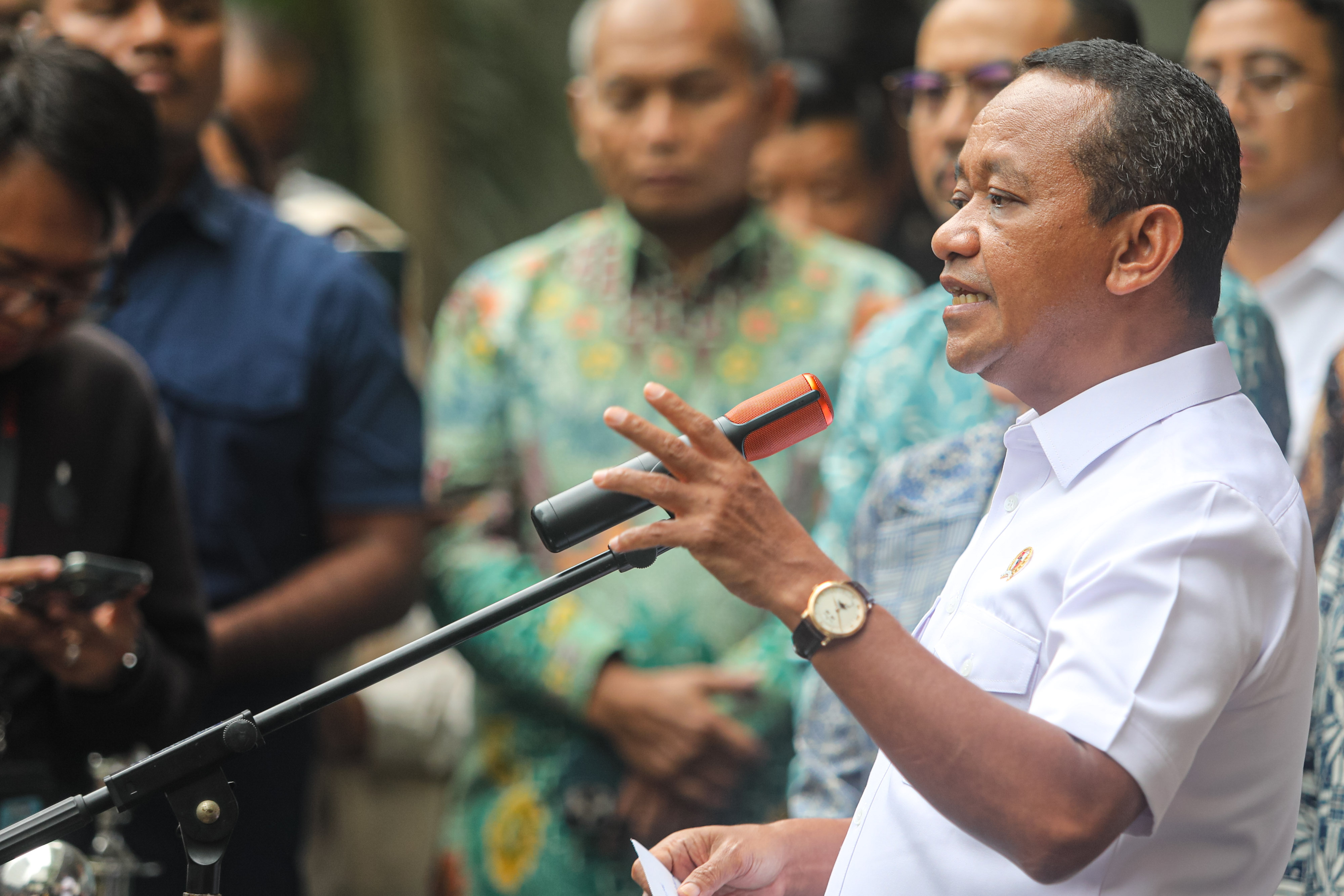 Menteri ESDM Bahlil Lahadalia bersama Wakil Menteri ESDM Yuliot Tanjung memberikan keterangan pers usai melakukan pertemuan dengan SPBU swasta di Jakarta, Jumat (19/9/2025). (Salman Toyibi/ Jawa Pos) - Image