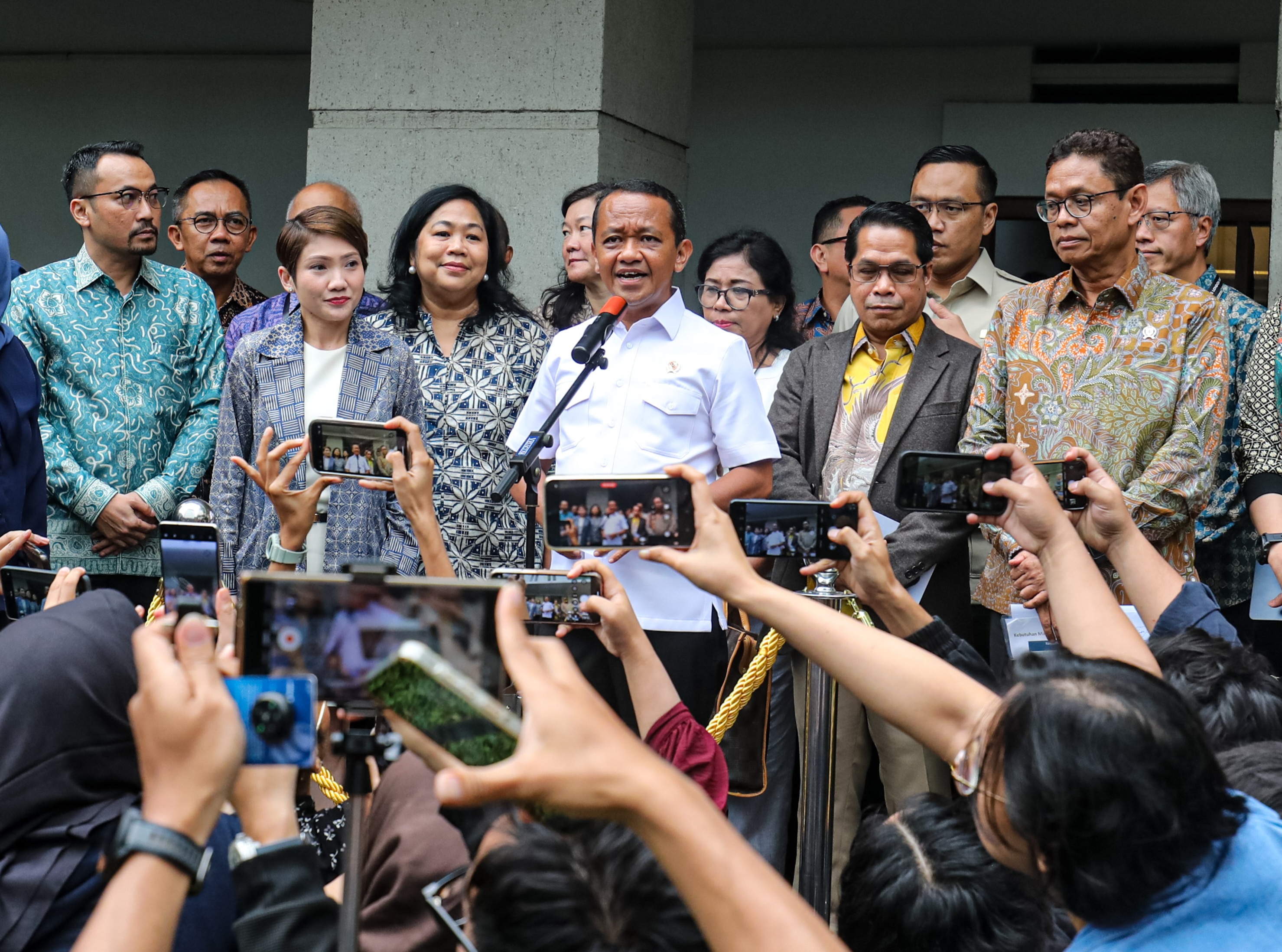 Menteri ESDM Bahlil Lahadalia bersama Wakil Menteri ESDM Yuliot Tanjung memberikan keterangan pers usai melakukan pertemuan dengan SPBU swasta di Jakarta, Jumat (19/9/2025). (Salman Toyibi/ Jawa Pos)