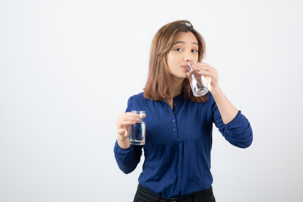 Seorang perempuan yang sedang meminum air putih (Dok. Freepik) - Image