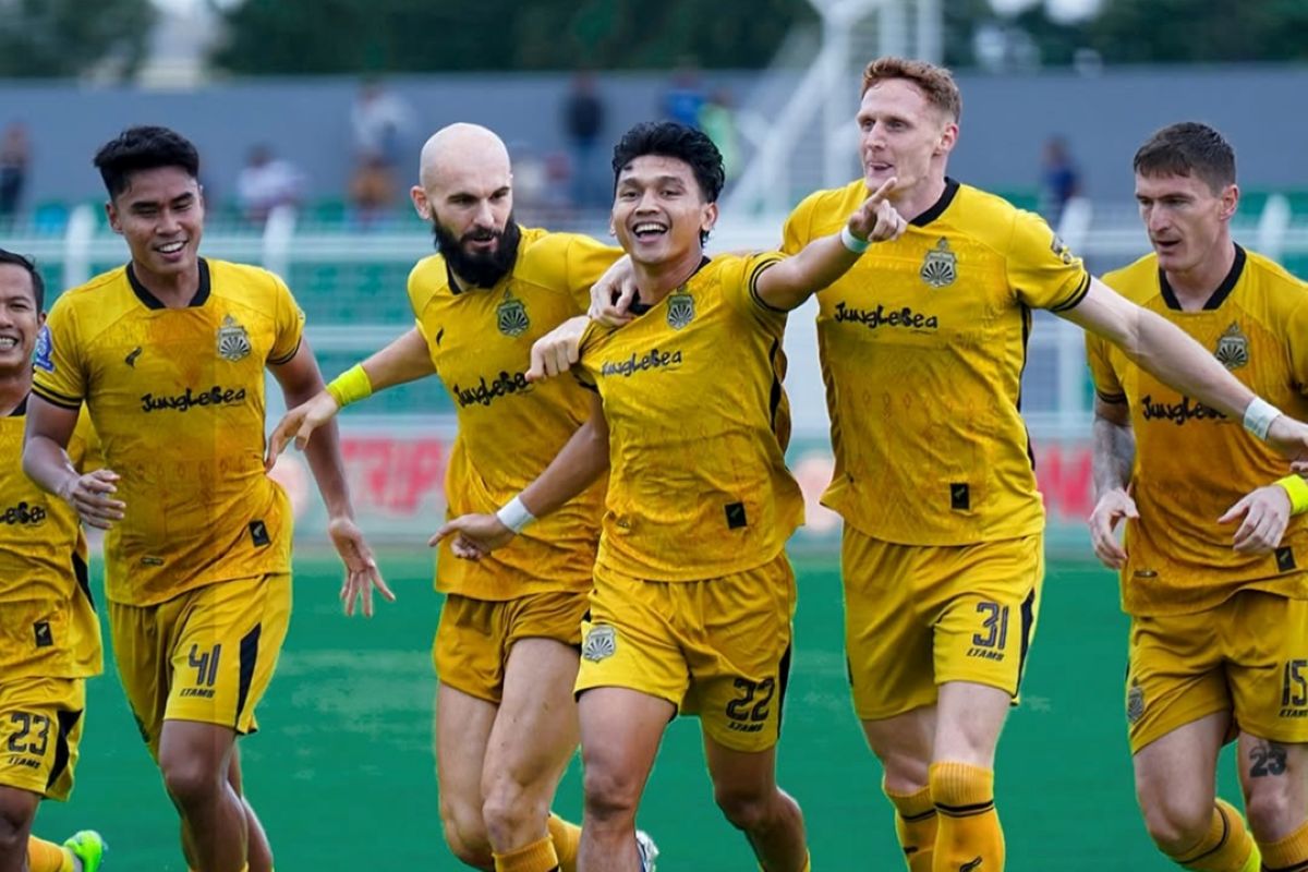 Pemain Bhayangkara FC merayakan gol kemenangan yang dicetak Dendy Sulistyawan pada laga lawan Persik. (Istimewa) - Image
