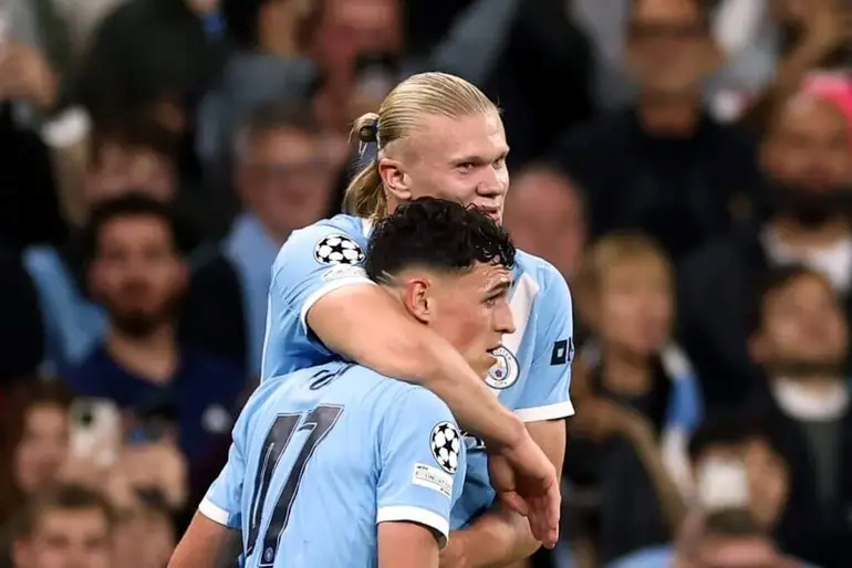 Pemain Manchester City Erling Haaland (belakang) dan Phil Foden usai laga lawan Napoli. (Dok. City) - Image