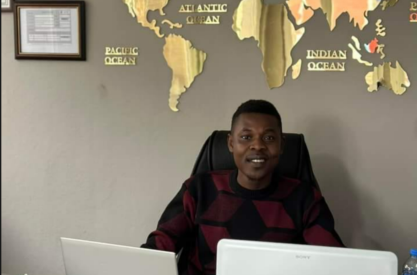 Mr. Emeka Paul, saat berpose di depan kantor bodong miliknya di Turki. (Istimewa).