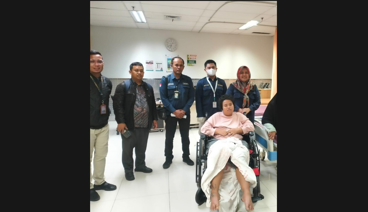 Nopi Karyadi,29, sesampainya di tanah air, didampingi para petugas KJRI Istanbul Turki. (Istimewa)