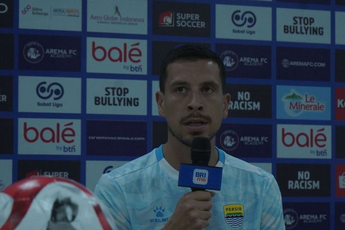 Thom Haye saat hadiri konferensi pers jelang pertandingan Persib melawan Arema di Super League 2025/2026. (persib.co.id) - Image
