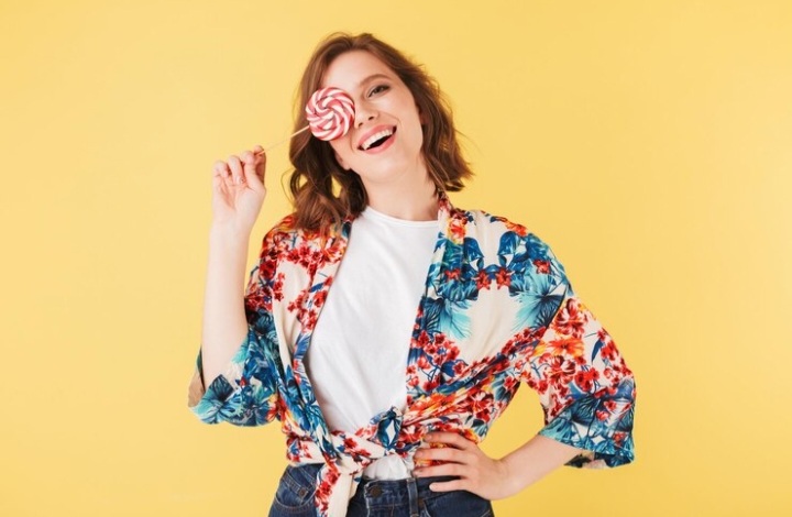 Ilustrasi trik fashion sederhana yang bisa bikin tampilanmu terlihat awet muda seketika./ freepik/ garetsvisual - Image