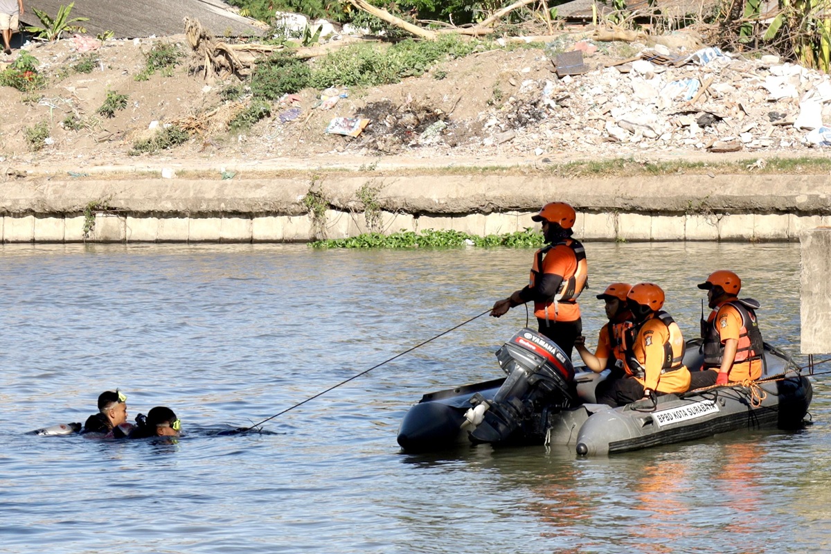 Pencari Ikan Tewas Tenggelam di Sungai Gunung Sari Surabaya, Ternyata Warga Blora. (Alfian Riski/Jawa Pos) - Image