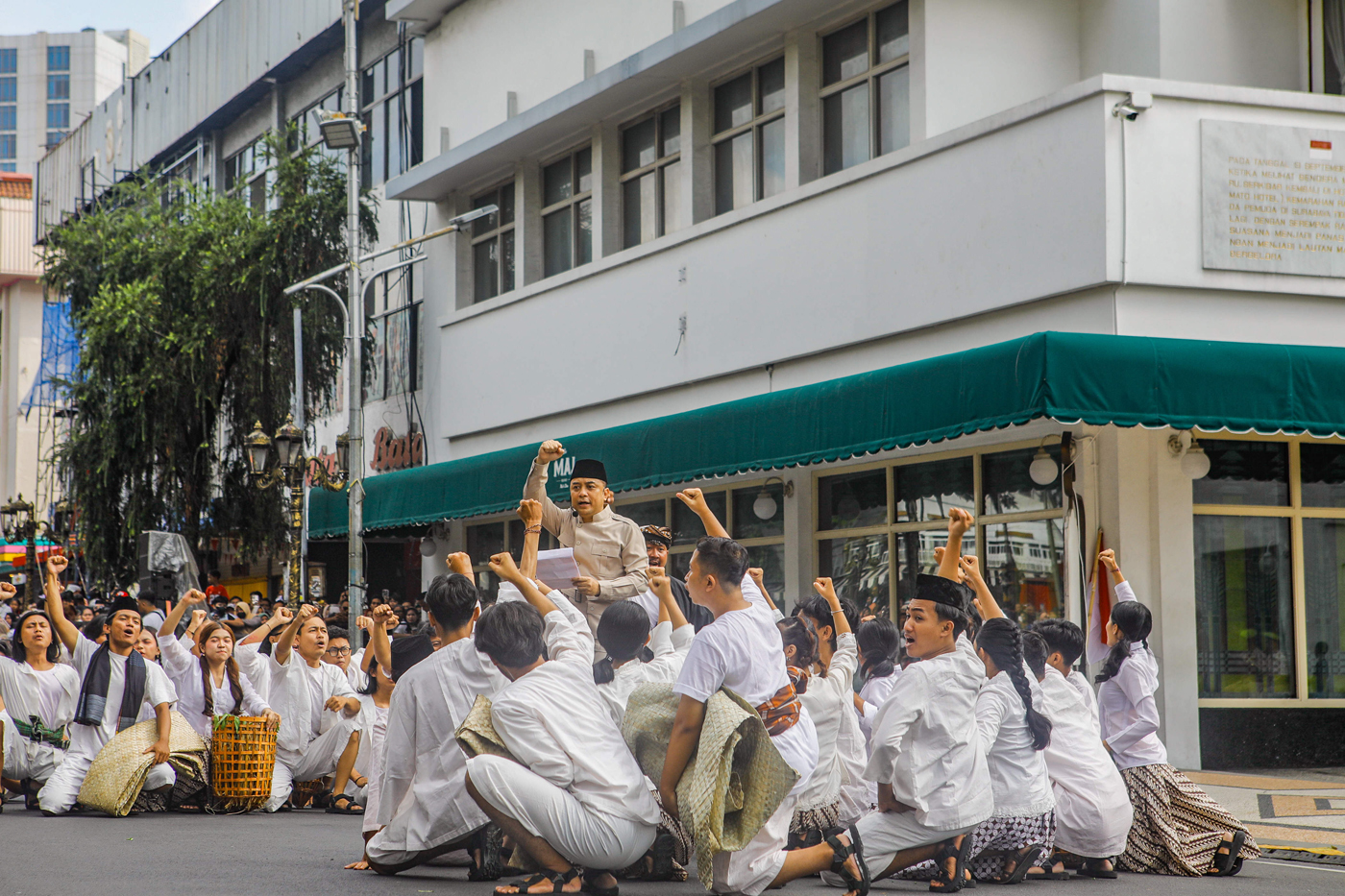 Sejumlah penampil mementaskan drama insiden perobekan bendera Belanda, di Hotel Majapahit Jalan Tunj