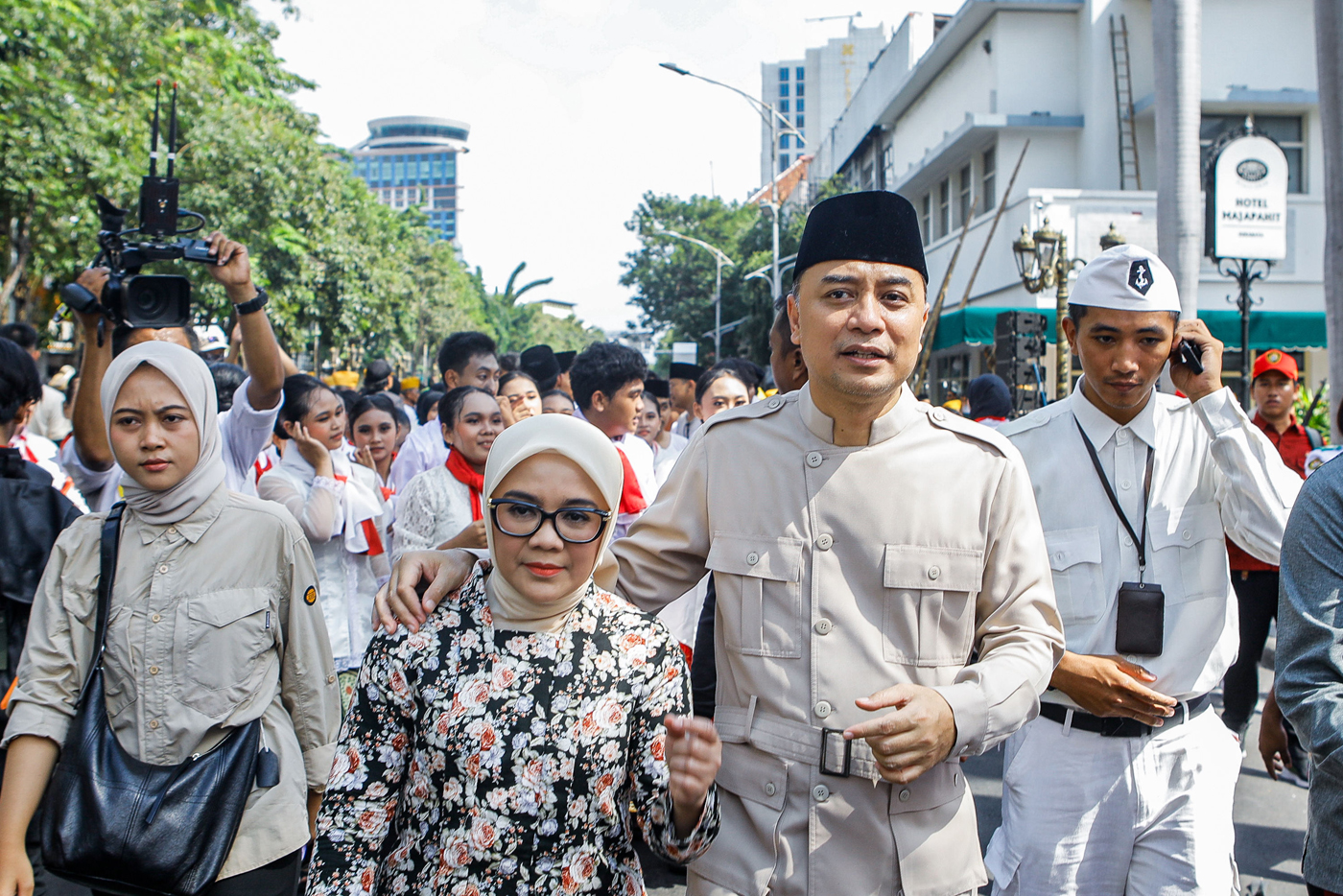 Walikota Surabaya, Eri Cahyadi bersama sangat Istri usai ikut penampil yang mementaskan drama insiden perobekan bendera Belanda, di Hotel Majapahit Jalan Tunjungan, kemarin (21/9). (Riana Setiawan/ Jawa Pos)