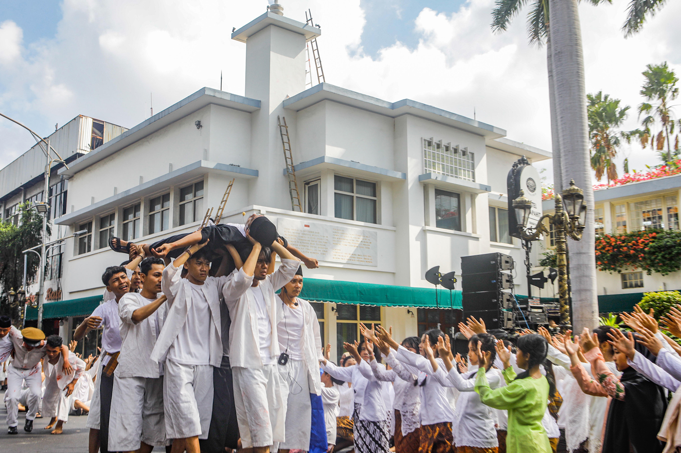 Sejumlah penampil mementaskan drama insiden perobekan bendera Belanda, di Hotel Majapahit Jalan Tunj