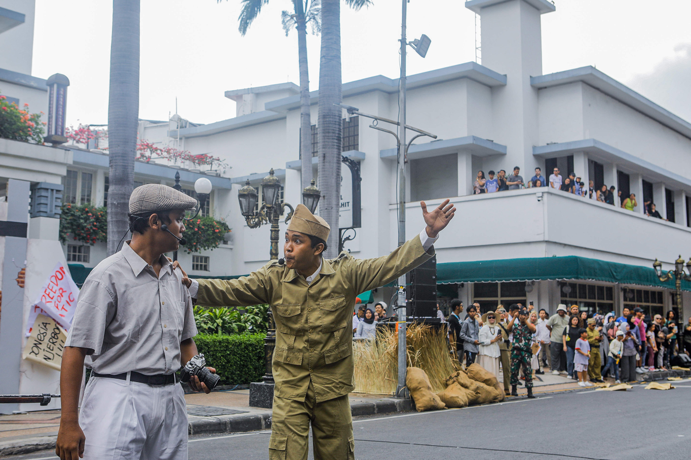 Sejumlah penampil mementaskan drama insiden perobekan bendera Belanda, di Hotel Majapahit Jalan Tunj