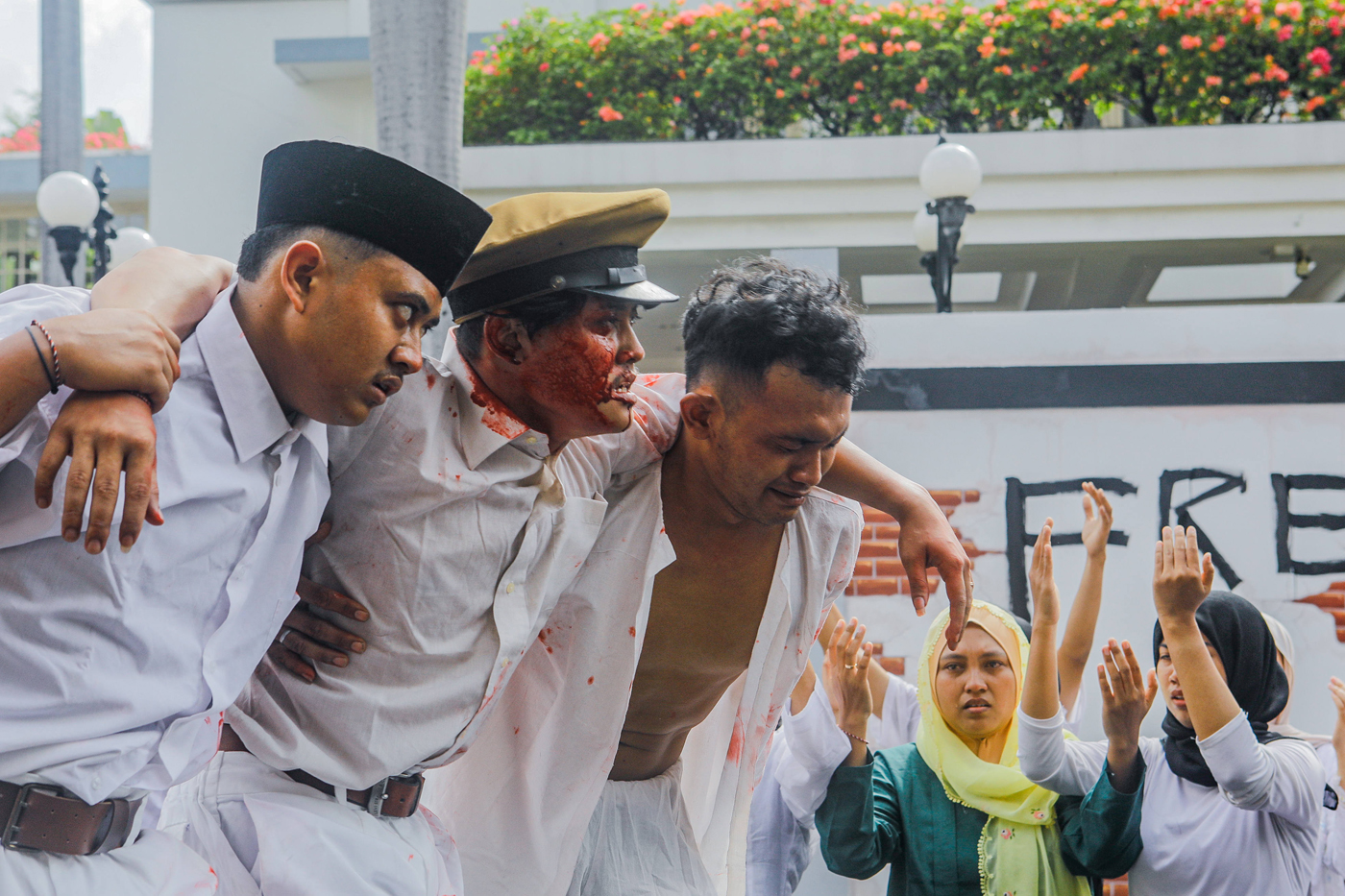 Anak-anak muda Surabaya mementaskan drama insiden perobekan bendera Belanda, di Hotel Majapahit Jalan Tunjungan, Minggu (21/9/2025). (Riana Setiawan/ Jawa Pos)