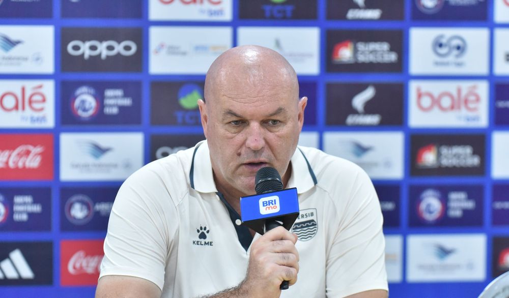 Pelatih Persib, Bojan Hodak saat hadiri konferensi pers usai laga Persib vs Arema di Super League 2025/2026. - Image