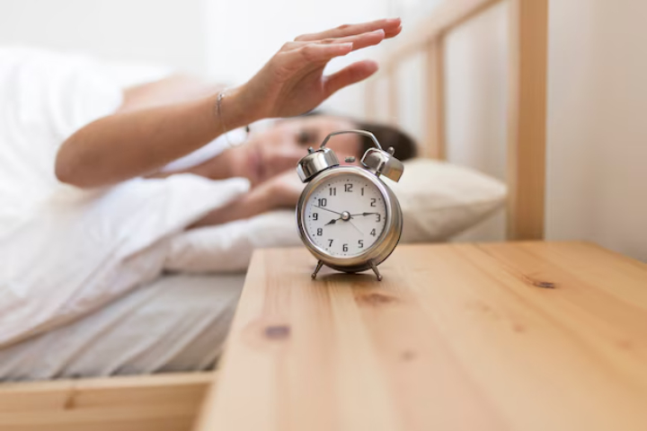 seseorang yang masih menggunakan jam alarm fisik./Freepik/freepik - Image